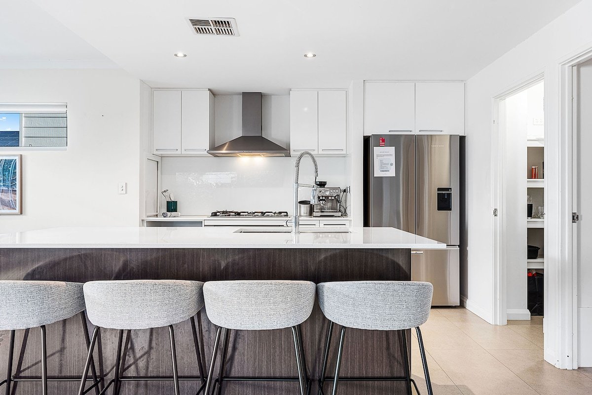 Family home – walk to Scarborough beach gallery image 5