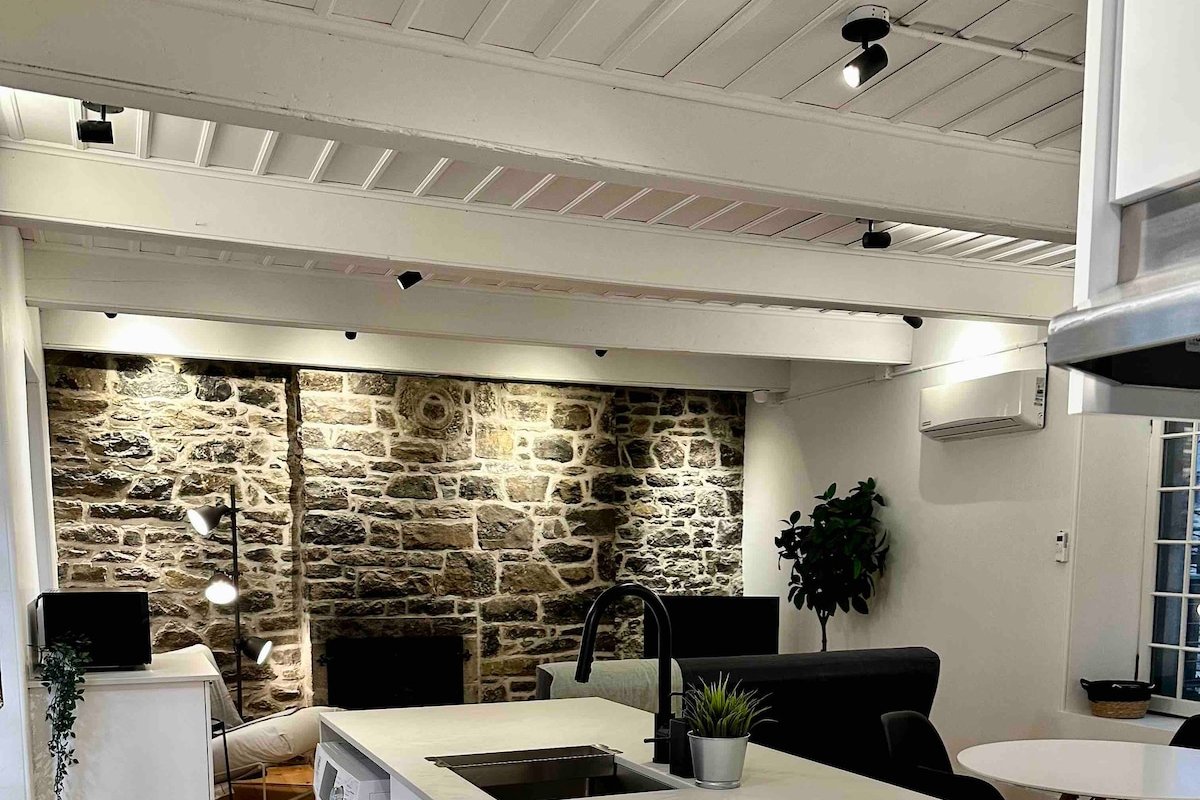 Charming 2 BR in the Heart of Montreal’s Old Port gallery image 4