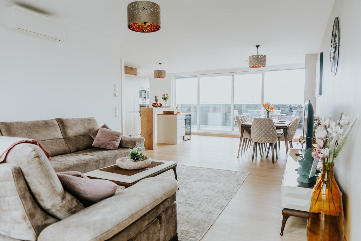 Design Apartment -Skyline Views 23 gallery image 3