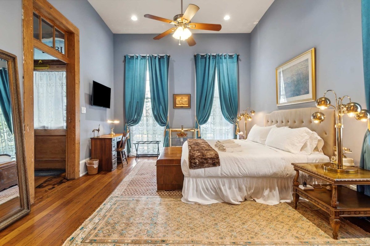 Victorian Villa w Heated Pool & Hot Tub 5BR|6BA gallery image 5