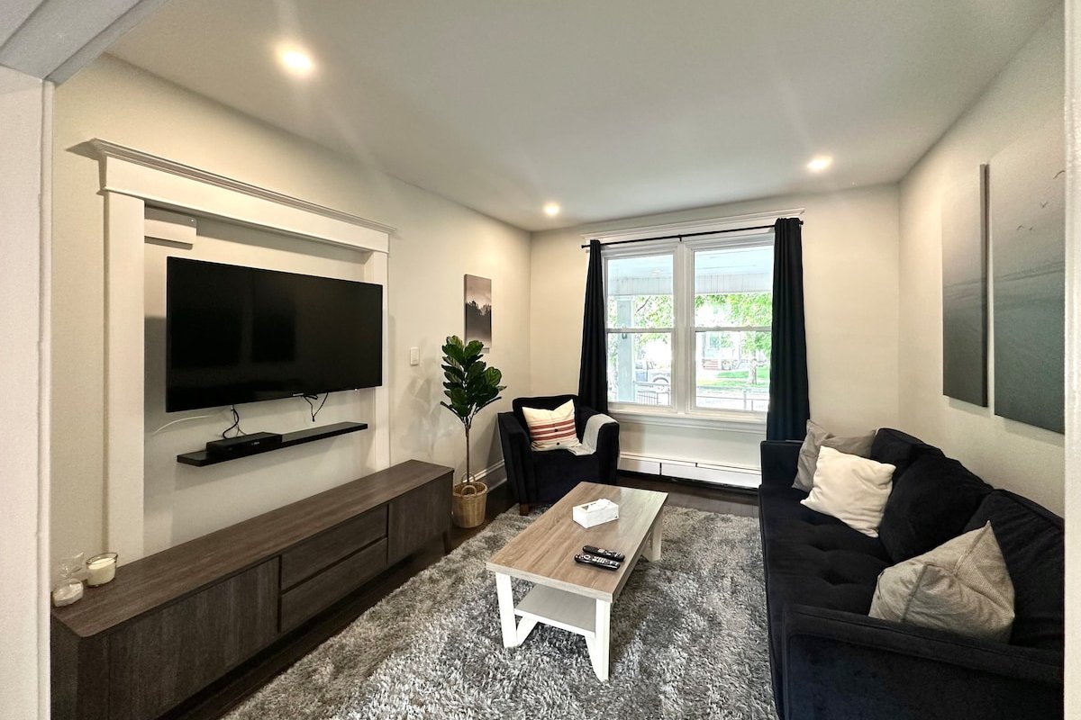 Spacious 5 Bedroom Home | Yard + Parking gallery image 2