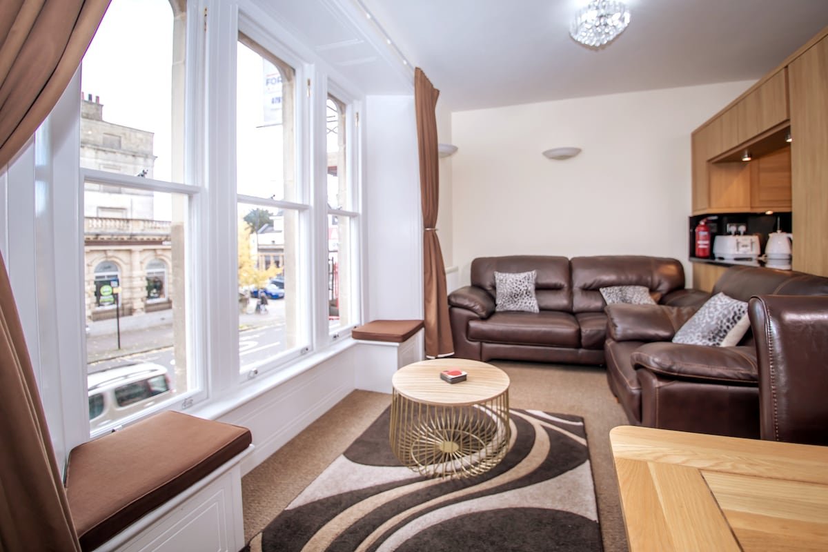 Fantastic 4 bedroom apartment with parking gallery image 4