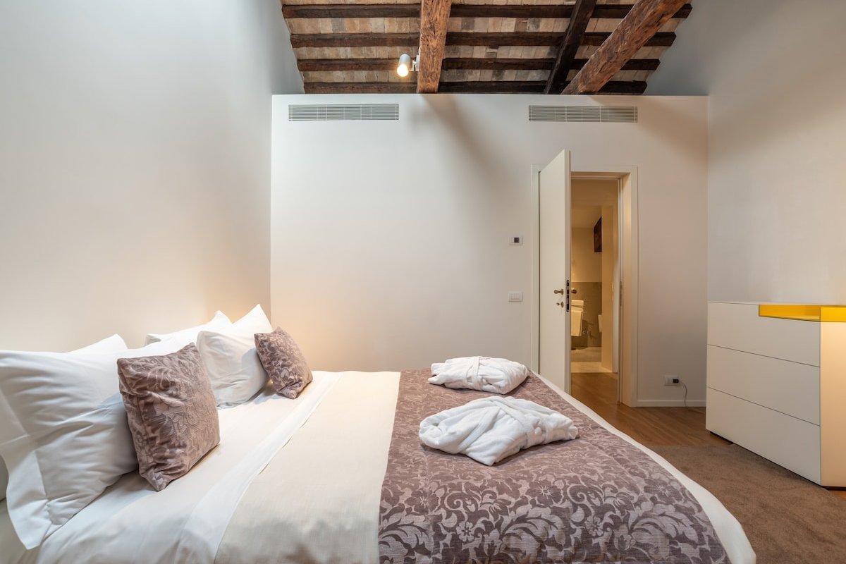 Strolego Attic Apartment with Direct Lift Access gallery image 4