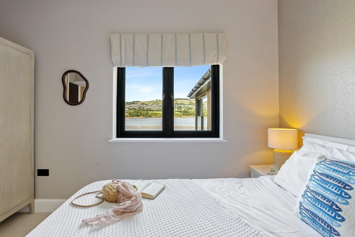 Gable View – Luxury Riverside Retreat with Panoram gallery image 3