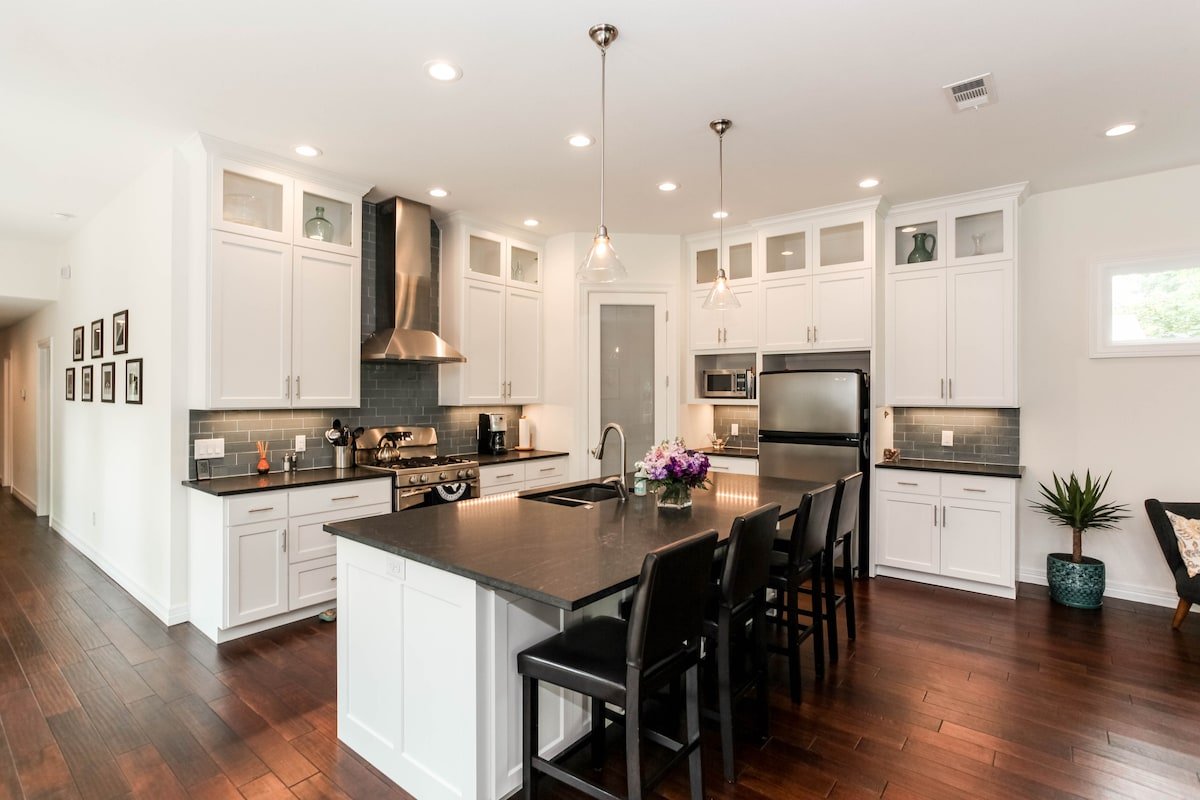 Modern & Bright Hyde Park Home – 10 min from DT! gallery image 5