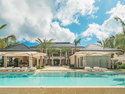 Walking distance to beach, heated pool, spa & gym