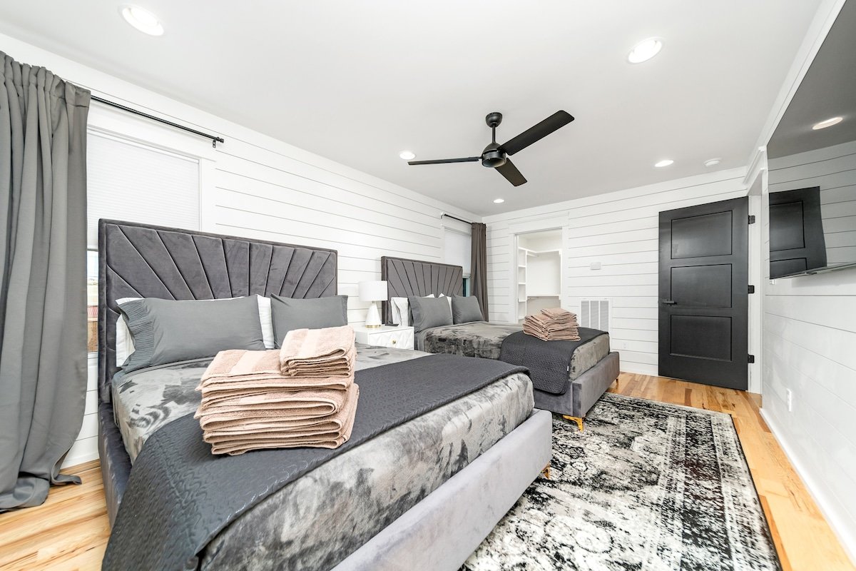 Sleeps 13-City Hideaway Stunning Rooftop Escape #1 gallery image 5