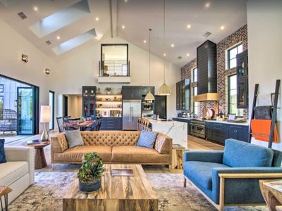 Luxury home w/ breathtaking views on Avocado Grove