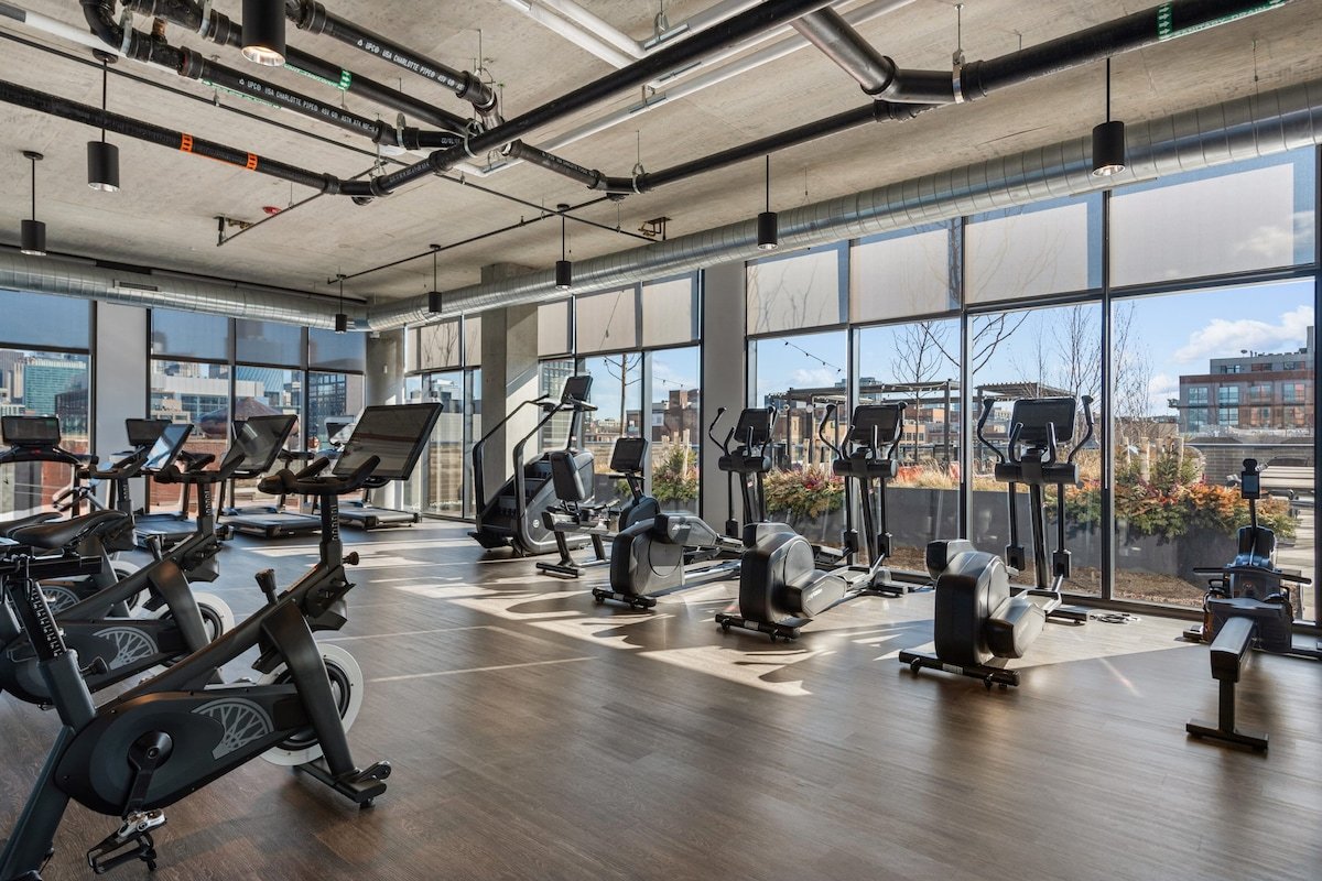 Top-Floor Oasis: 2BR in Heart of Fulton Market gallery image 5