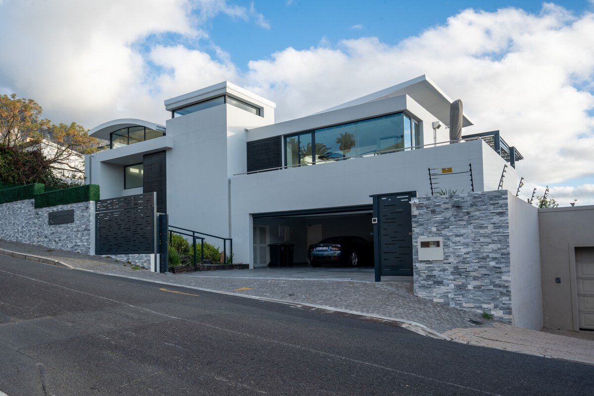 Sedgemoor Villa with 360 views & loadshedding free gallery image 5