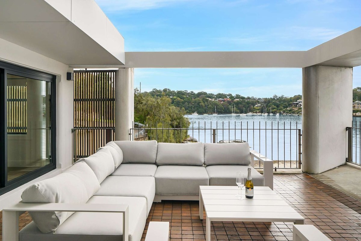 Neighbouring Sydney Harbour Retreats for 12 guests gallery image 4