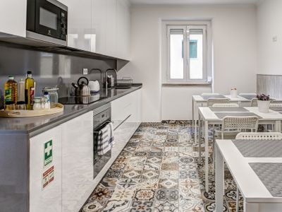 Home Out 2E – Apartment at City Center w/ Parking