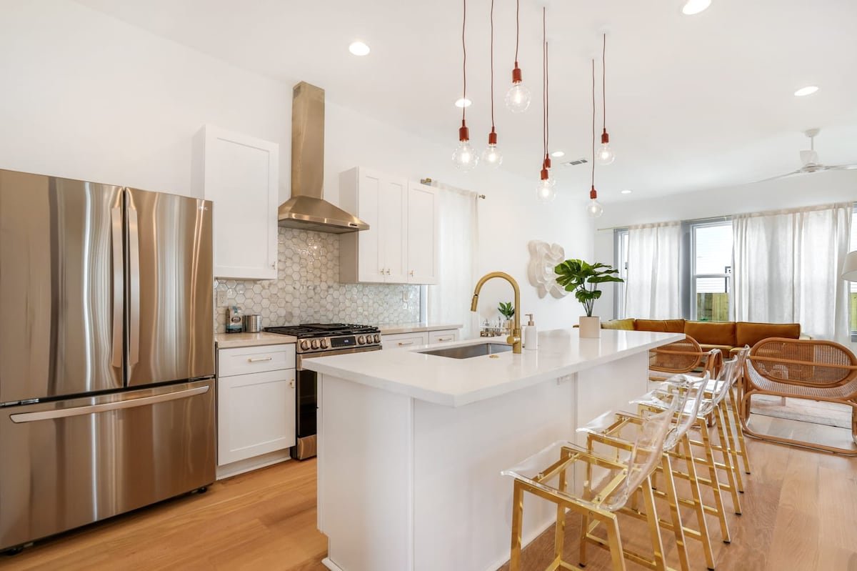 Hip Art Filled Uptown Oasis w/Heated Pool +Parking gallery image 3