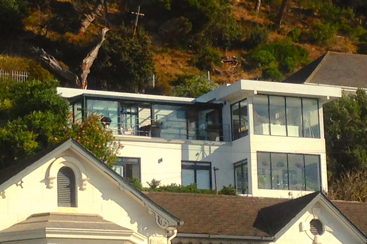 Contemporary beach house with elevated sea views. gallery image 3