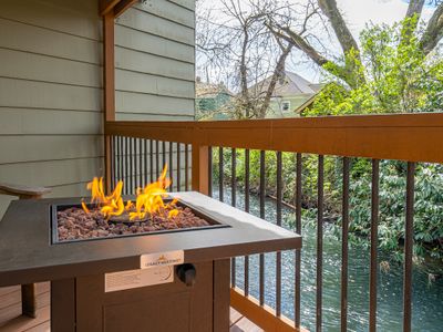 *10% Off* Cozy & Rare Riverfront Home with HotTub