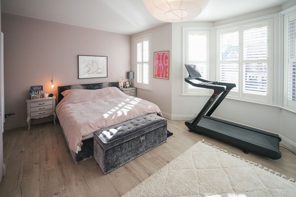 Stunning 5-Bedroom House in Queens Park gallery image 5