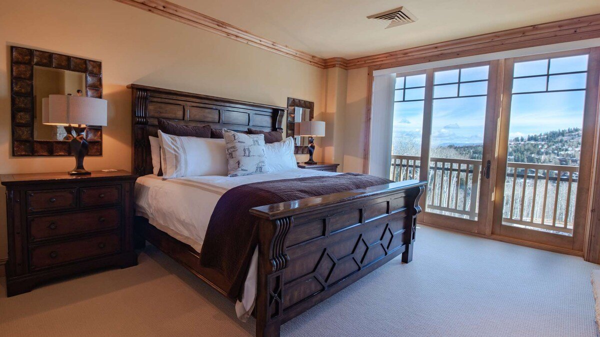 Slope-Side Deer Valley 4-Bedroom Condo | SIL606 gallery image 2