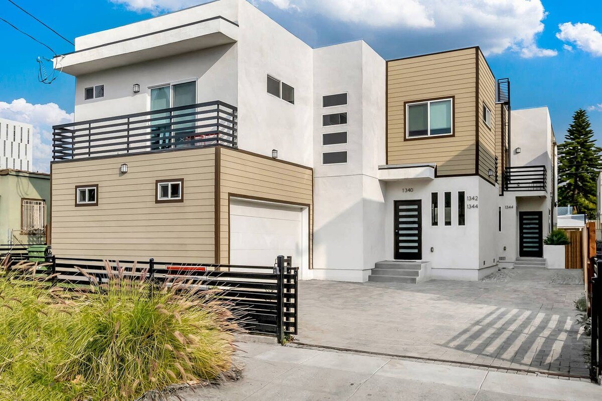 Cheerful 4BR house with parking gallery image 2