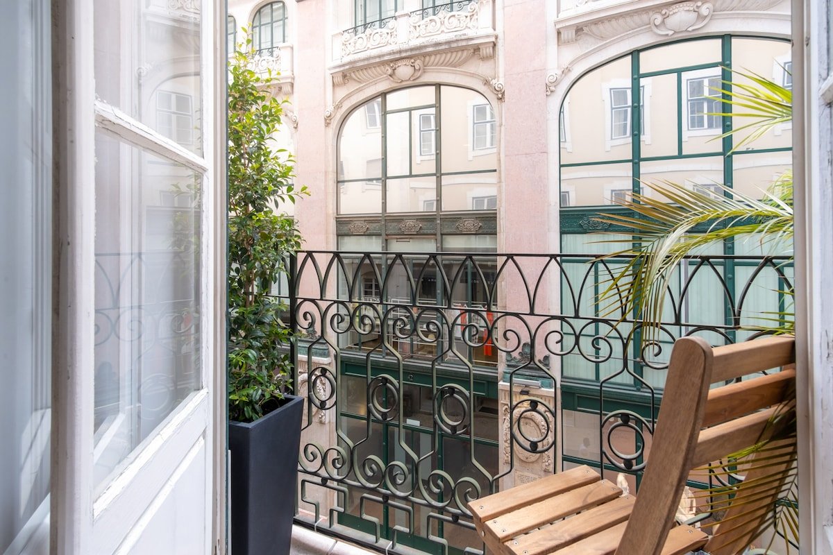 Lv Premier Chiado CH9 elevator, balconies, center gallery image 3