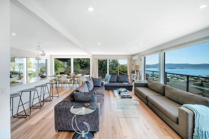 House on the Hill with a View – Sleeps 12, 3 Bath. gallery image 3