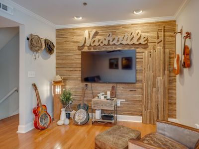 Downtown less than 5 min walk to broadway. 10 beds