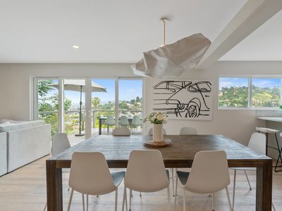 Panoramic LA Views – Modern & Cozy Retreat