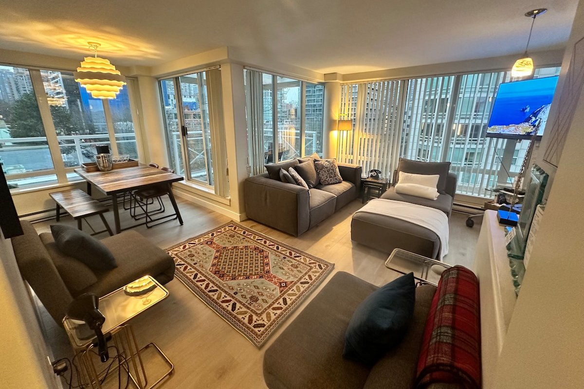 Penthouse w/ 3 Decks on Seawall with Water Views. gallery image 3