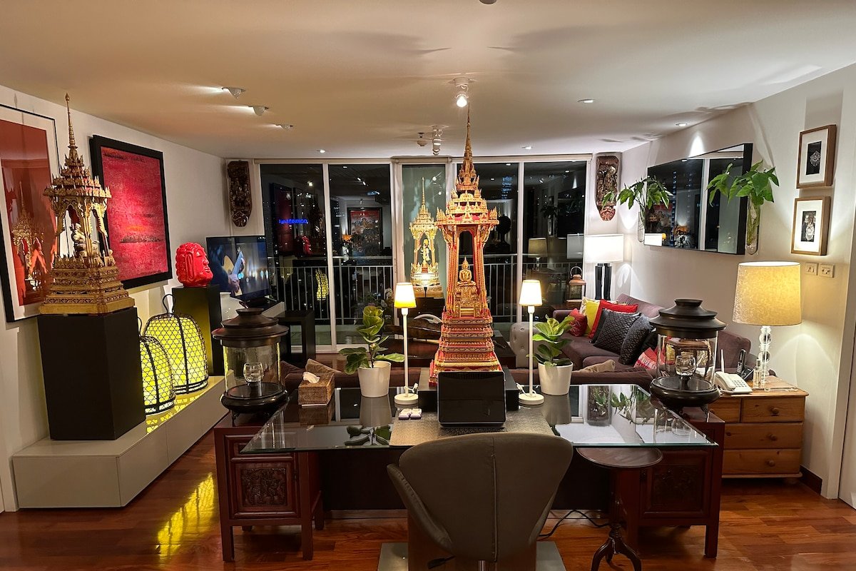 Amazing Modern Arty Thai 3 Bedrm Apt Downtown BKK gallery image 3