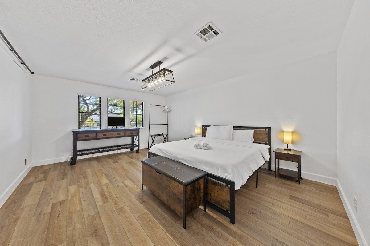 1 story luxury Pool, Spa, Sauna, Amazing back yard gallery image 5