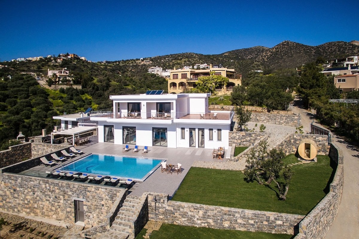 Villa Bellelen with a heated pool gallery image 3