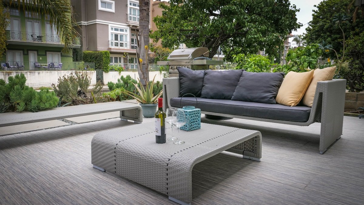 Luxury on the Venice Canals | Walk to Beach gallery image 3