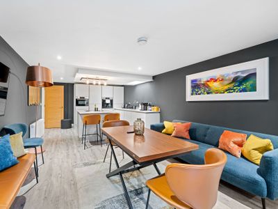 RÌGH Properties- Luxury West End Artisan Apartment