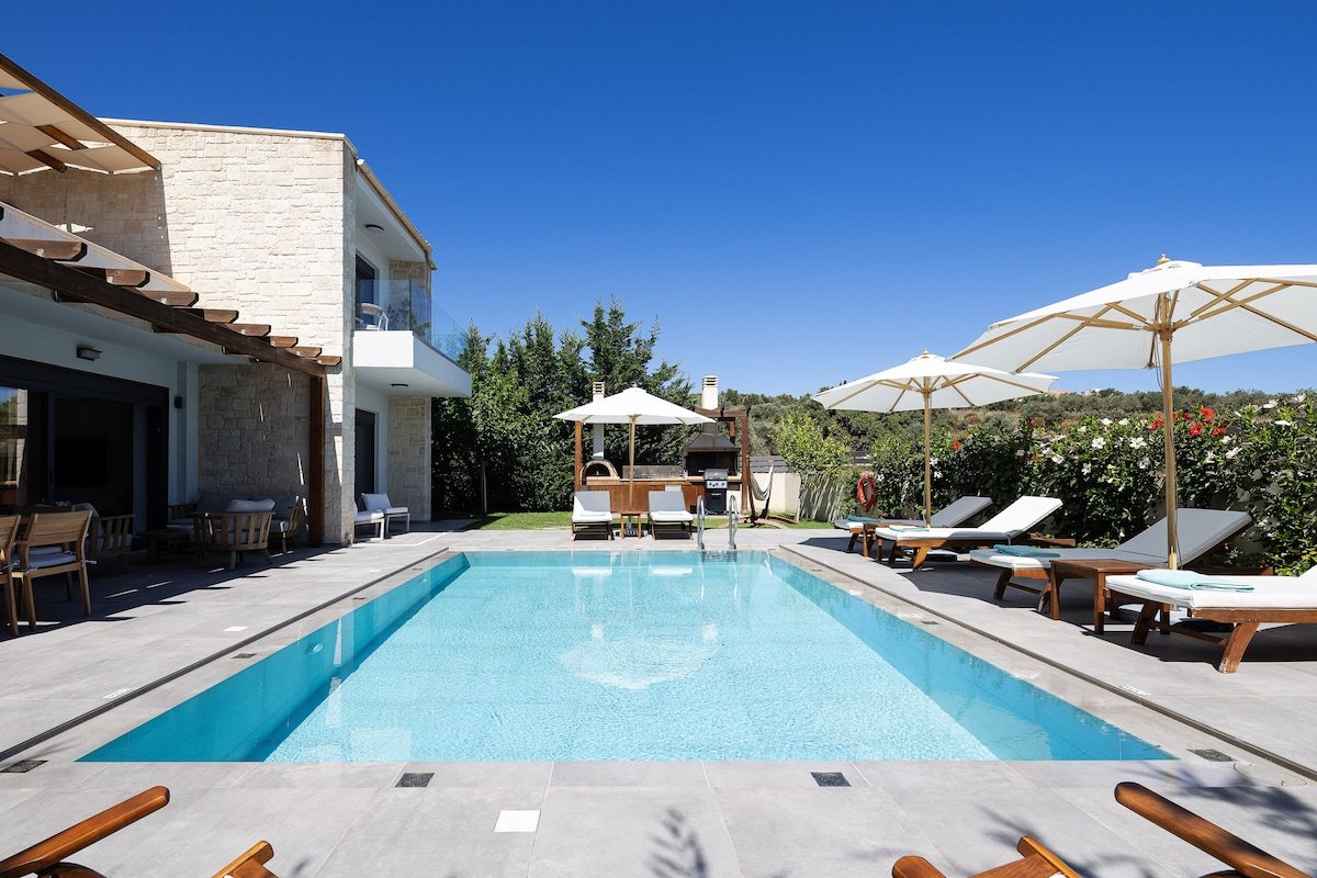 Perfect location, private pool, hot tub and gym! gallery image 3