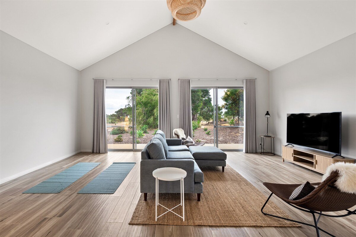 Amaroo—Luxe Hinterland Farmhouse + Studio gallery image 5