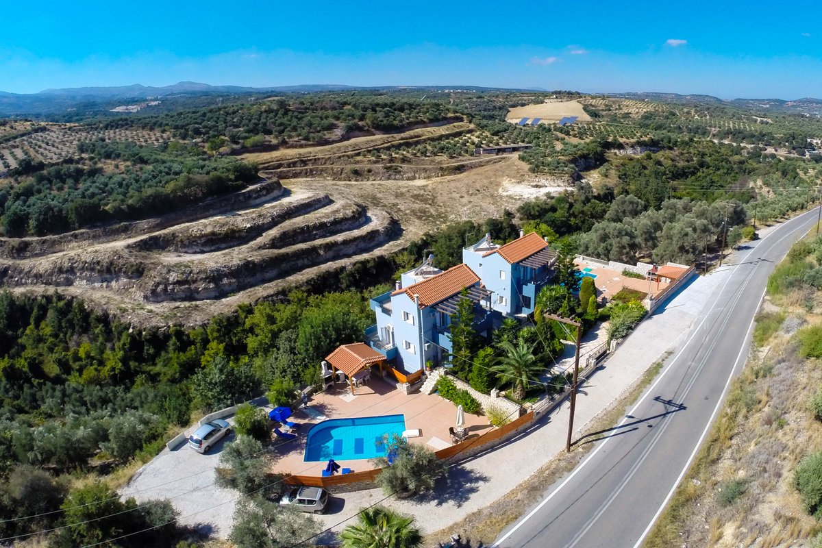 Blue Villa – 8 Bedrooms 2 Pools