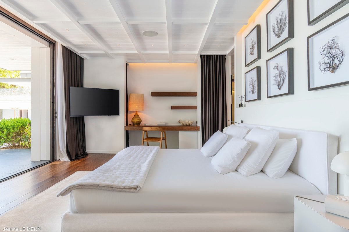 Roxane gallery image 4