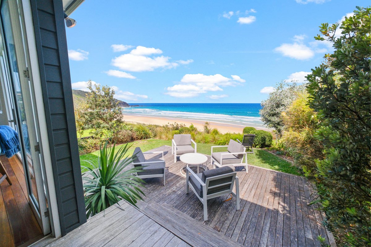 Absolute beachfront cottage + separate apartment