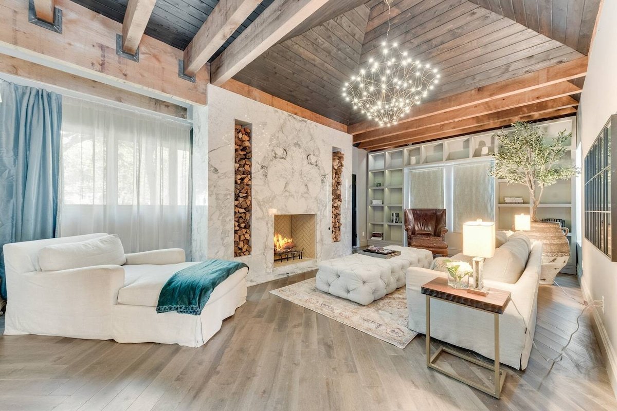 Elegant 3-Suite Retreat w/ Pool gallery image 4