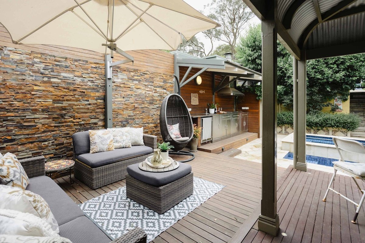 Luxury Retreat: Pool, Fireplace & Parking gallery image 5