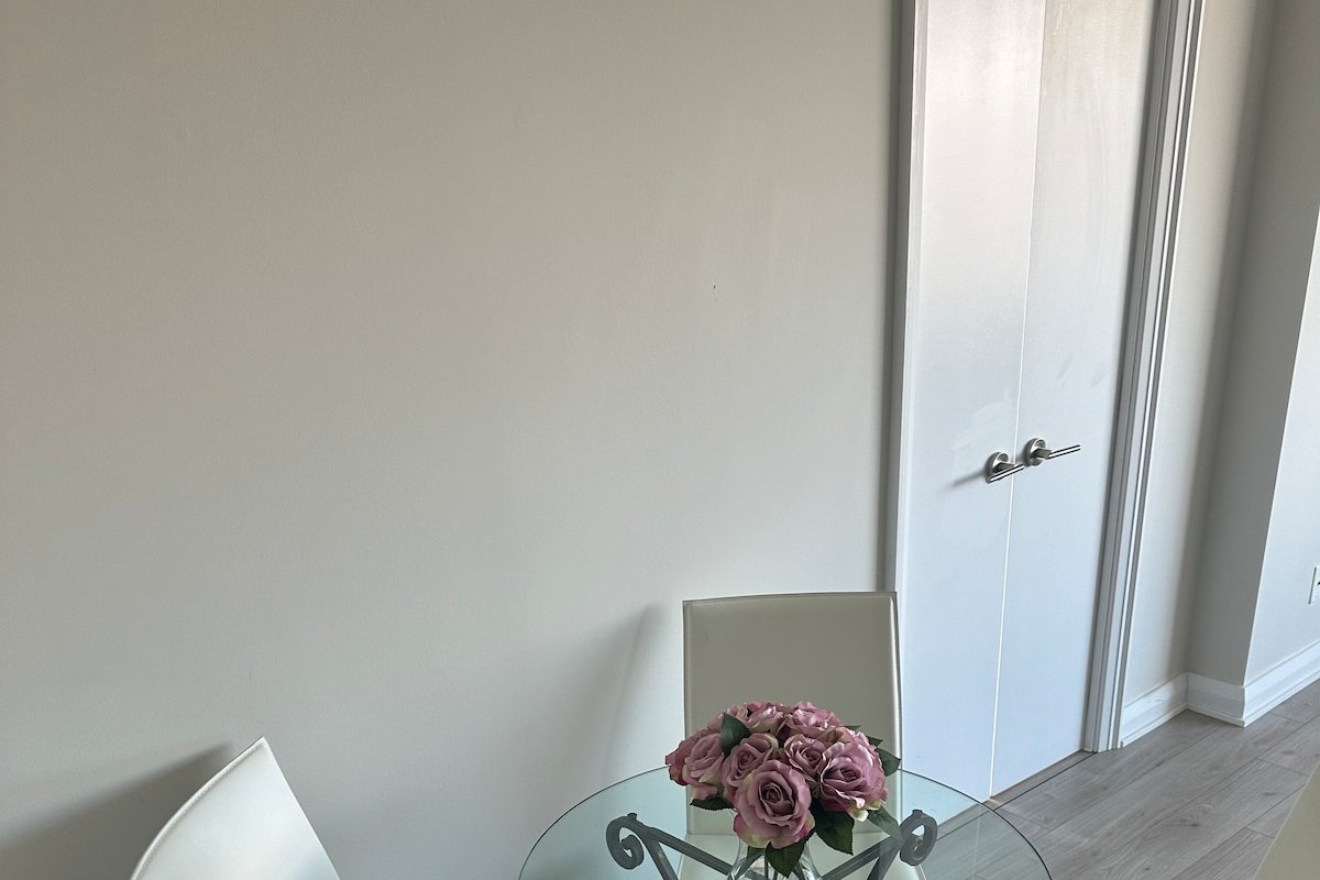 Exec 2 BD, 2 BATH suite in Yorkville (Parking inc) gallery image 5