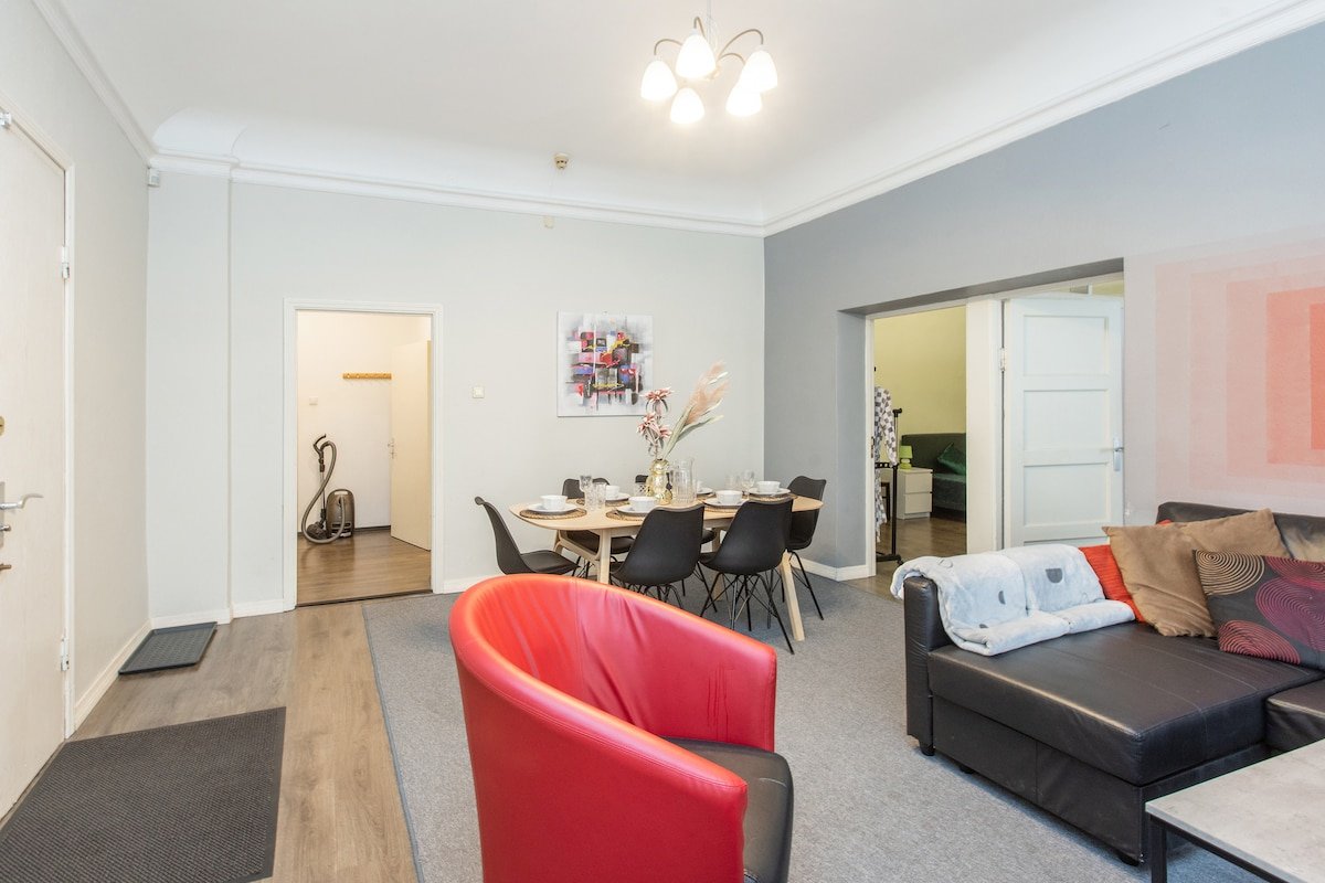 5 bedrooms 2 Apartments different floors gallery image 3