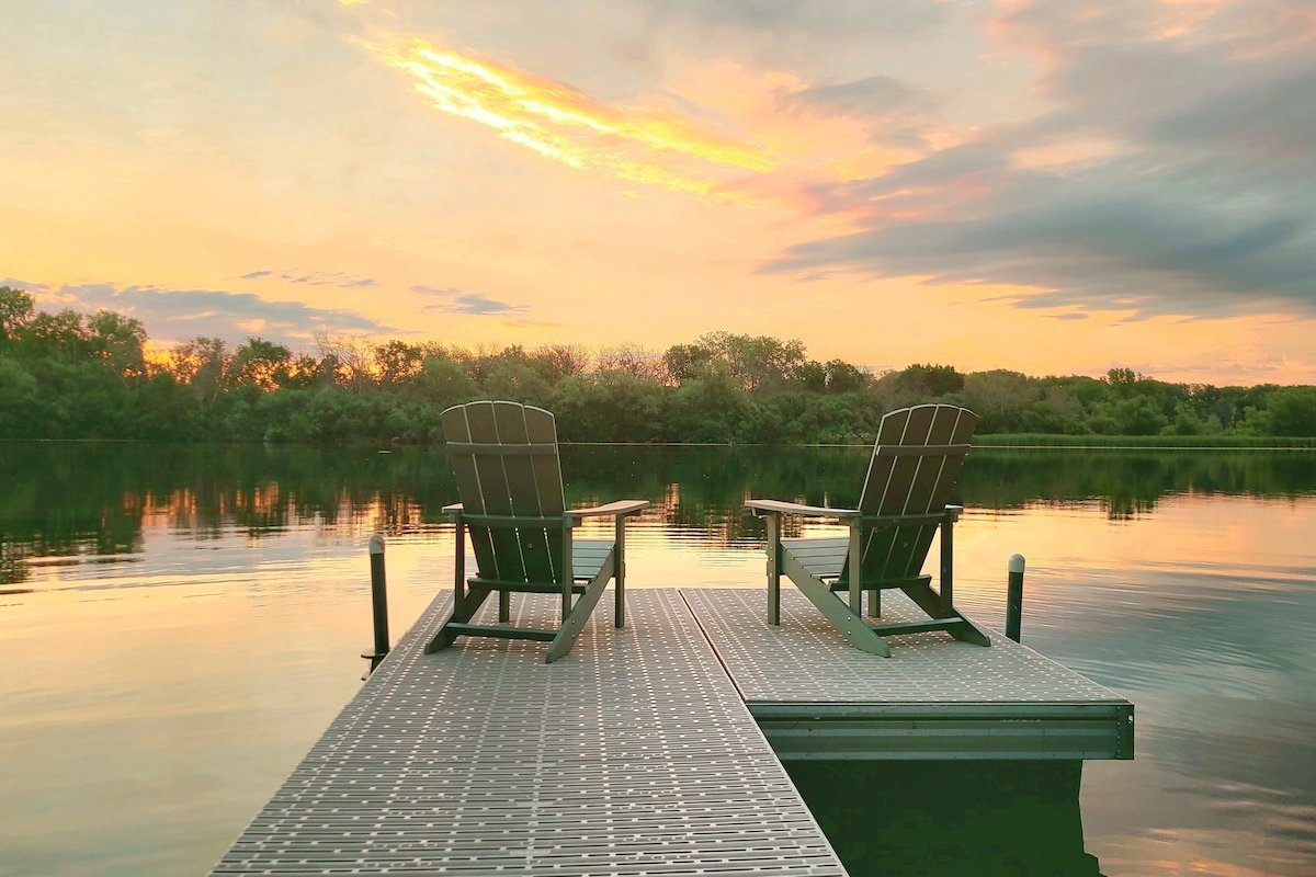 Cozy Lakefront Cottage • Medicine Lake gallery image 4