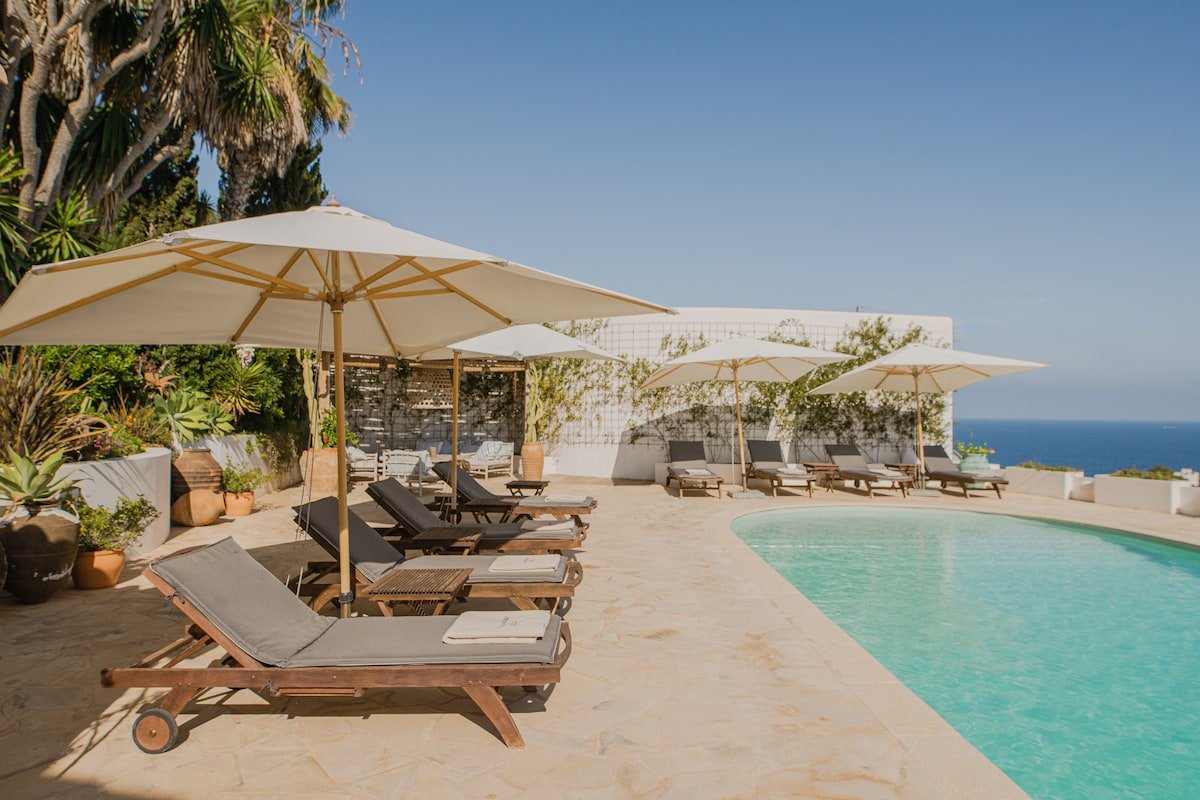 Sea views- salt-water pool- gym- BBQ- home cinema gallery image 2