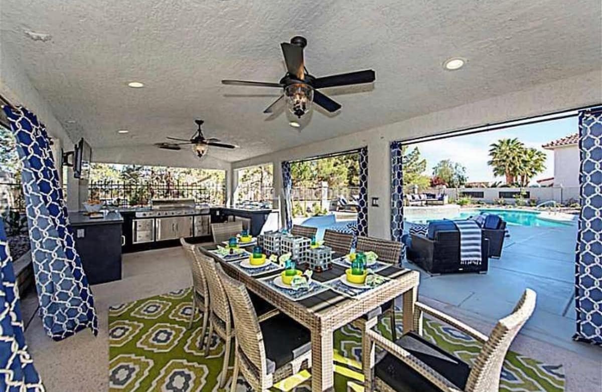 Gorgeous HGTV Property Brothers 5 bed home w/ pool gallery image 3