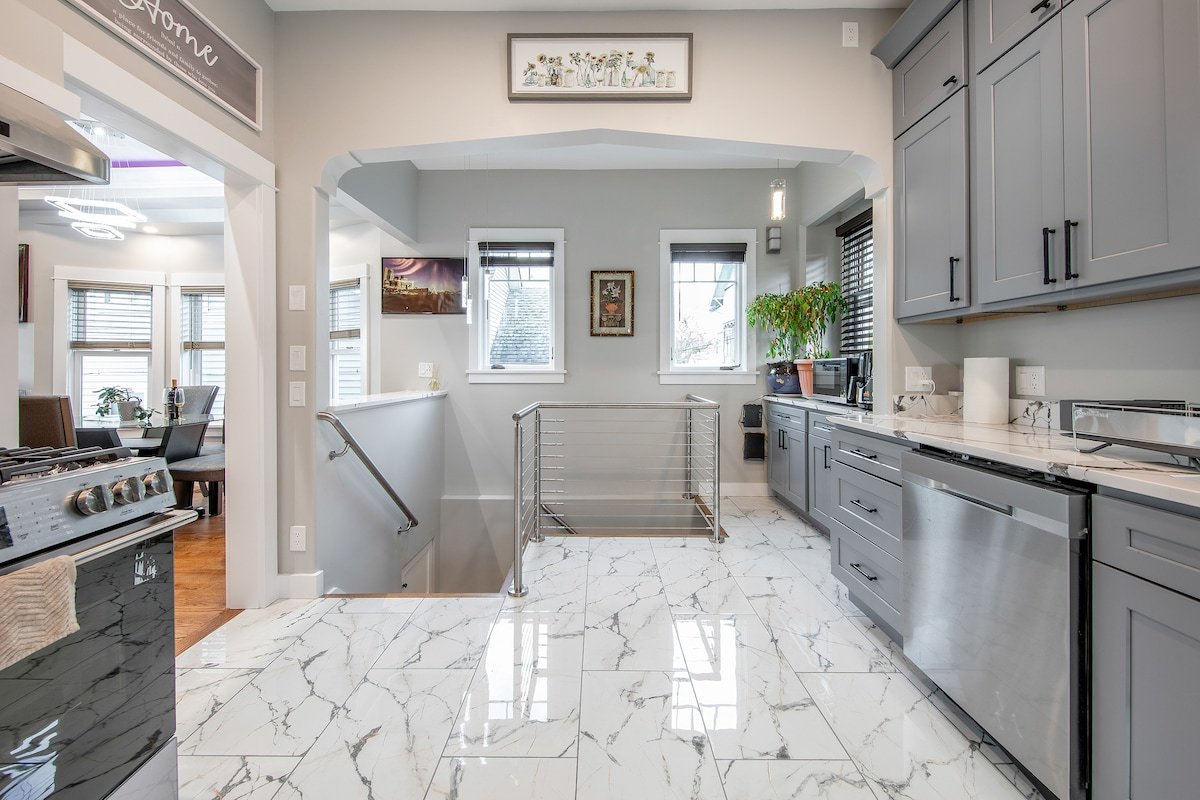 Home with City and Water Views gallery image 2