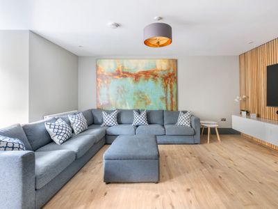 Immaculate 3 Bed Apartment with Private Entrance