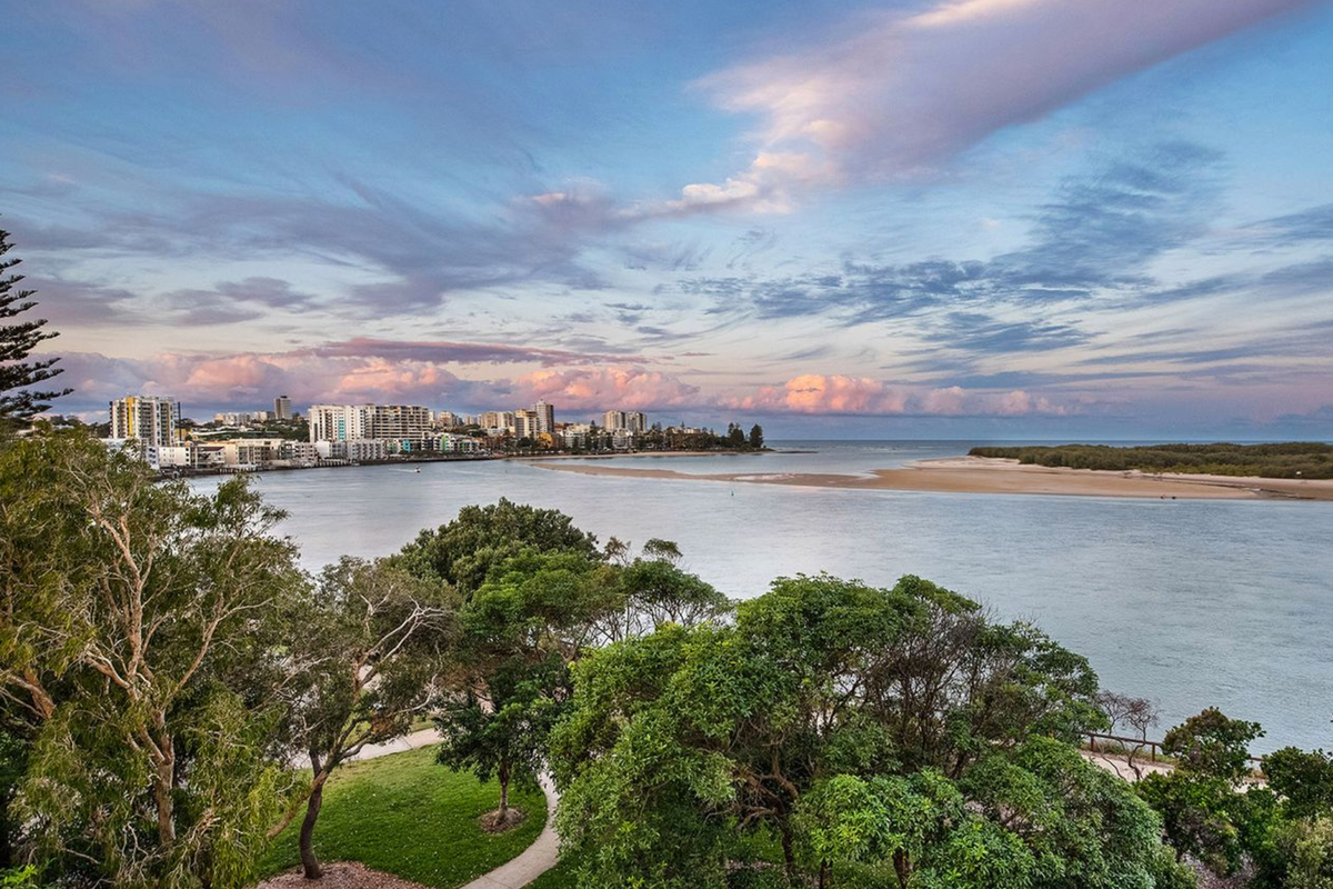 Huge Waterfront Apartment at Golden Beach