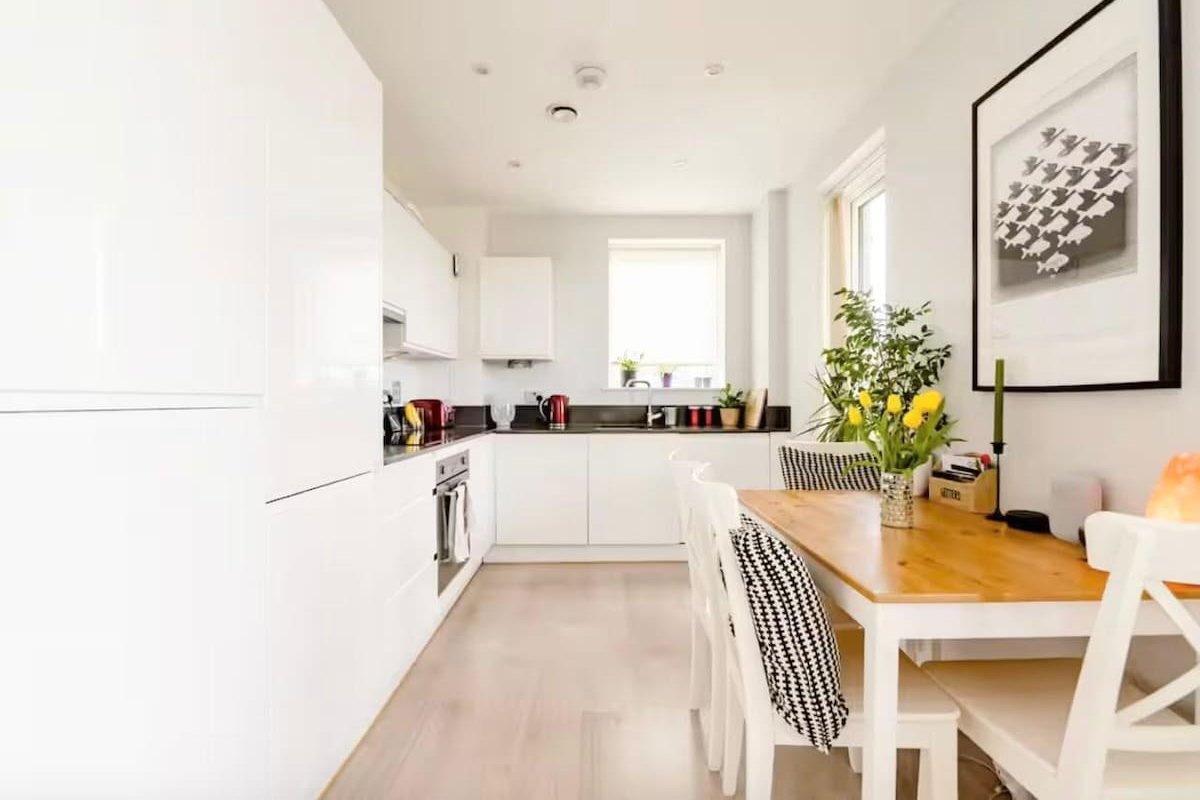 Bright 2-Bed, Fast WiFi Great Weekly Rate gallery image 4