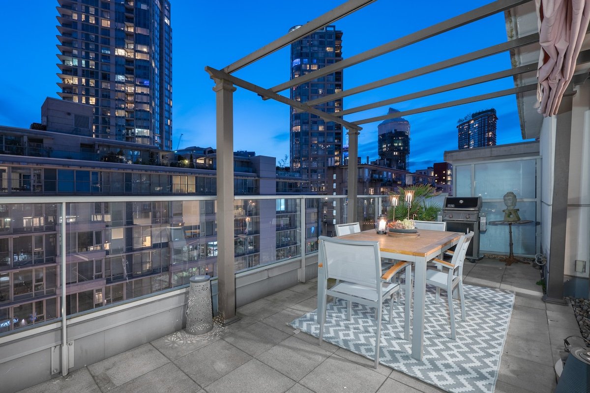 Downtown Penthouse-Loft-Private Rooftop Patio gallery image 4