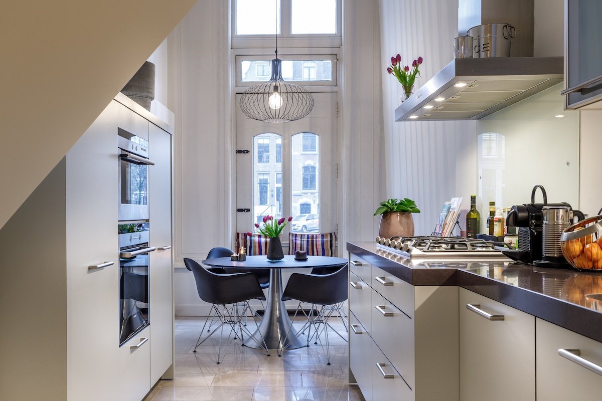 18th Century Groundfloor Canal House with patio gallery image 4